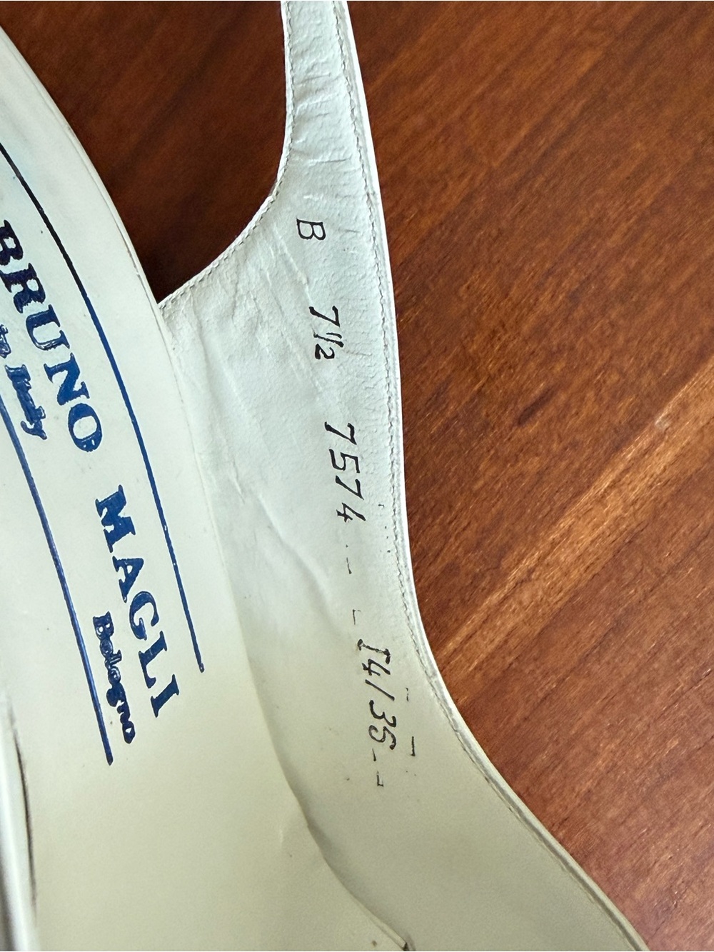 Bruno MAGLI 7.5 White & Navy Pinstripe Slingback Pumps Vintage - Picture 10 of 11